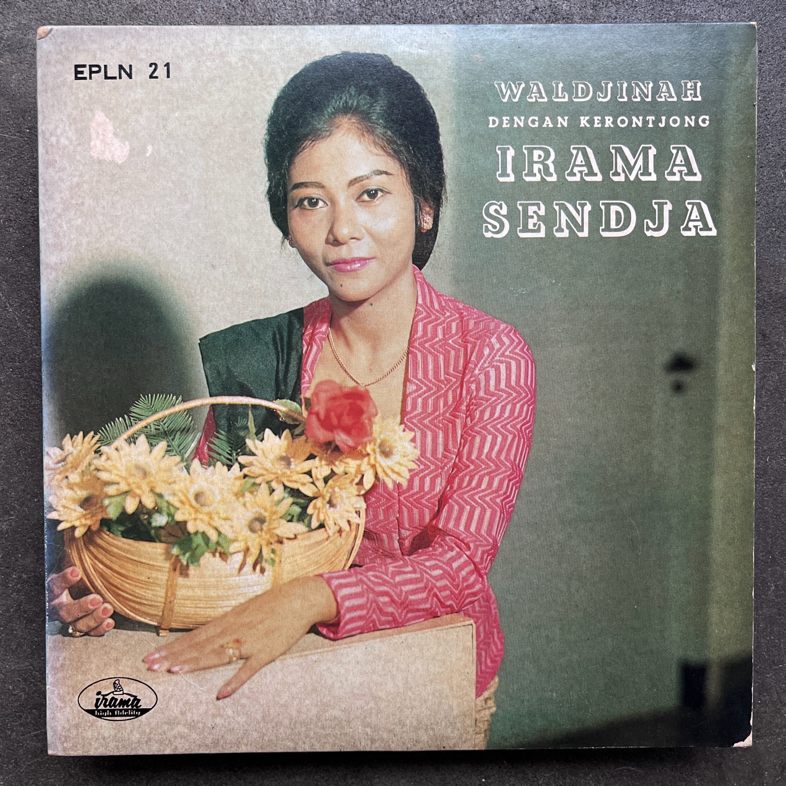 Xotini bilan birga retro porno