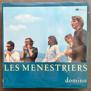 Les Ménestriers – Domino